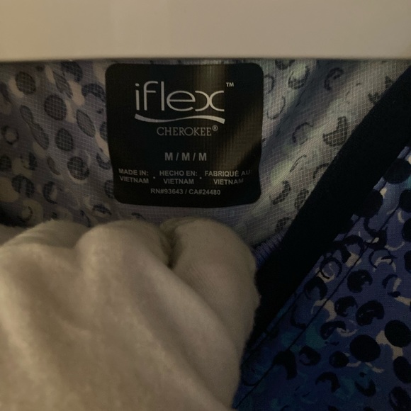 In Excellent Condition! Scrub Set - Picture 3 of 7